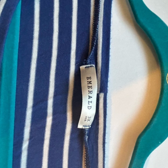 Short Sleeve T-shirt with twisted decorative element on bottom hem. - Picture 4 of 7